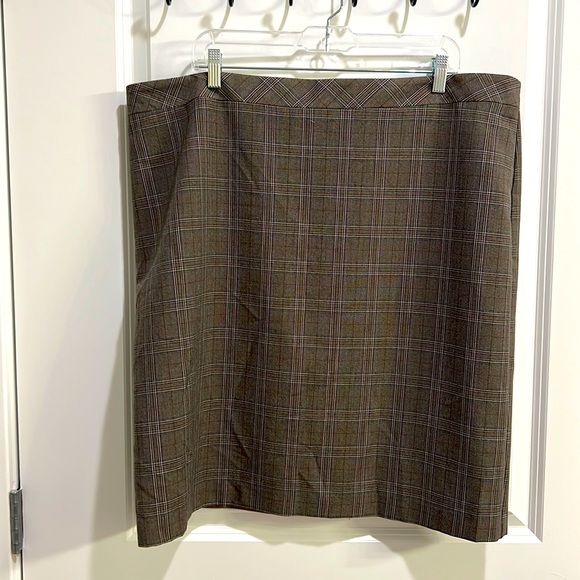 Roz & Ali Dresses & Skirts - ROZ&ALI size gray plaid skirt with zipper on back